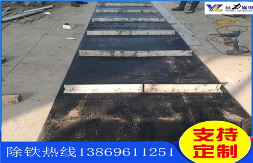 不銹鋼除鐵器皮帶廠家服務(wù)湖南皮帶懸掛式除鐵器，除鐵器卸鐵皮帶主要是安裝在各個(gè)型號(hào)的電磁、永磁自卸式除鐵器上，當(dāng)輸料皮帶上的散狀物料經(jīng)過自卸除鐵器底部時(shí)，混雜在物料中的鐵磁性雜質(zhì)在除鐵器磁芯強(qiáng)大的磁場力作用下被吸附到除鐵器卸鐵皮帶上，由不停運(yùn)轉(zhuǎn)的卸鐵皮帶將吸附住的鐵雜質(zhì)刮出，卸進(jìn)集鐵箱，從而達(dá)到自動(dòng)連續(xù)除鐵的目的。無需人工清理，實(shí)現(xiàn)了自動(dòng)化除鐵。  一、不銹鋼除鐵器皮帶廠家服務(wù)湖南皮帶懸掛式除鐵器選型指南：  1.提供卸鐵皮帶準(zhǔn)確的帶寬、周長及厚度。  2.了解清楚所需卸鐵皮帶為一次性成型的環(huán)帶還是帶接頭式的，其次確認(rèn)卸鐵刮板為膠條一體式刮板還是不銹鋼刮板。  注：一般情況下，除鐵器生產(chǎn)廠家在生產(chǎn)除鐵器時(shí)用的是一次性成型的環(huán)帶，但用戶在后期更換時(shí)，一次性成型的環(huán)帶不方便更換及安裝，需將除鐵器大拆大卸，套上卸鐵皮帶之后，然后重新組裝，更換非常麻煩。帶接頭式的卸鐵皮帶就很大程度上解決了這一問題，省去了拆裝除鐵器的過程，只需要將皮帶安裝之后在接頭處對(duì)接即可,省時(shí)省力，結(jié)實(shí)耐用。  二、不銹鋼除鐵器皮帶廠家服務(wù)湖南皮帶懸掛式除鐵器  除鐵器接通電源后，勵(lì)磁系統(tǒng)產(chǎn)生強(qiáng)大的磁場，當(dāng)輸送機(jī)械上的散狀物料經(jīng)過除鐵器下方時(shí)，混雜在物料中的鐵磁性雜物，在除鐵器磁場力作用下被不斷吸起(鐵磁性雜物重量為0.1-25kg)，吸附在除鐵器下表面上，當(dāng)需要除去吸附在除鐵器上的鐵磁性雜物時(shí)，可將除鐵器移至集鐵箱上方，切斷勵(lì)磁電源設(shè)備磁場消失，鐵磁性雜物在重力作用下掉入集鐵箱中。