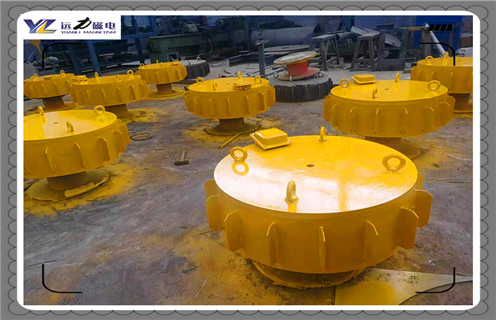 江西RCDC-8電磁除鐵器原理生產(chǎn)廠家_選型_河北江西RCDC-8電磁除鐵器原理生產(chǎn)廠家工作原理_價(jià)格，RCDC系列風(fēng)冷自卸式電磁除鐵器，是在RCDA系列風(fēng)冷懸掛式電磁除鐵器的基礎(chǔ)上增加了驅(qū)動(dòng)電機(jī)、滾筒、帶刮板的卸鐵膠帶等組成的卸鐵機(jī)構(gòu)。在工作過(guò)程中卸鐵機(jī)構(gòu)自動(dòng)將卸鐵皮帶上吸附的鐵磁性物質(zhì)拋到除鐵器以外的集鐵箱內(nèi)，無(wú)需停電人工清理，實(shí)現(xiàn)了除鐵自動(dòng)化。  一、江西RCDC-8電磁除鐵器原理生產(chǎn)廠家_選型_河北江西RCDC-8電磁除鐵器原理生產(chǎn)廠家工作原理_價(jià)格  1、在鋼鐵廠、水泥廠、多用于礦渣除鐵和保護(hù)輥壓機(jī)、立磨、破碎機(jī)等重要設(shè)備。  2、計(jì)算機(jī)模擬設(shè)計(jì)。  3、結(jié)構(gòu)簡(jiǎn)單，易維護(hù)。  4、磁場(chǎng)強(qiáng)、功率大、磁透深度大。  5、采用軸流風(fēng)機(jī)散熱線(xiàn)效果良好，電磁線(xiàn)圈溫升低。  6、用于輸送膠帶上任何物料的除鐵，對(duì)各種型號(hào)的破碎機(jī)、磨機(jī)等設(shè)備起著可靠的保護(hù)作用。