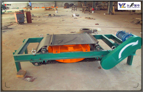 黑龍江油浸盤式除鐵器_技術(shù)參數(shù)_黑龍江油浸盤式除鐵器工作原理_國(guó)家標(biāo)準(zhǔn)生產(chǎn)廠家 ，RCDE油冷式電磁除鐵器,內(nèi)部采用九十年代國(guó)際變壓器先進(jìn)技術(shù),變壓器油循環(huán)冷卻,全密封結(jié)構(gòu),具有磁力大、防塵、防雨、耐腐蝕、連續(xù)工作使用壽命長(zhǎng)等特點(diǎn),對(duì)輥壓機(jī)、破碎機(jī)等機(jī)械設(shè)備起著可靠的保護(hù)作用。  一、黑龍江油浸盤式除鐵器_技術(shù)參數(shù)_黑龍江油浸盤式除鐵器工作原理_國(guó)家標(biāo)準(zhǔn)生產(chǎn)廠家 用途和特點(diǎn)  1、用途  遠(yuǎn)力磁電生產(chǎn)的RCDE系列永磁自卸除鐵器,廣泛應(yīng)用于水泥、火力發(fā)電、礦山、陶瓷、非金屬礦、冶金化工、玻璃、煤炭等行業(yè)中。與各種輸送機(jī)配套使用,是一種用于清除散狀非磁性物料中鐵件的電磁設(shè)備。一般安裝于皮帶輸送機(jī)的頭部或中部,通電產(chǎn)生的強(qiáng)大磁力將混雜在物料中的鐵件吸出后,達(dá)到清除的目的,并能有效地防止輸送機(jī)皮帶縱向劃裂,保護(hù)破碎機(jī)、研磨機(jī)等正常工作。  2、性能特點(diǎn)  RCDE系列永磁自卸式除鐵器是一種高效、節(jié)能、環(huán)保型永磁新產(chǎn)品,具有透磁濃度大、吸力強(qiáng)、能耗低、性能穩(wěn)定、可靠等特點(diǎn)。本公司產(chǎn)品其主要性能指標(biāo)均達(dá)到或高于JB/T8711-2006標(biāo)準(zhǔn)要求。  二、黑龍江油浸盤式除鐵器_技術(shù)參數(shù)_黑龍江油浸盤式除鐵器工作原理_國(guó)家標(biāo)準(zhǔn)生產(chǎn)廠家 技術(shù)特點(diǎn):  1、磁路采用計(jì)算機(jī)模擬設(shè)計(jì),透磁shen度大,磁力強(qiáng)。  2、勵(lì)磁線圈特殊設(shè)計(jì),具有縱向和橫向油道,極利于熱量傳到變壓器油中,有效地降低線圈的溫度。  3、線圈經(jīng)特制環(huán)氧樹脂浸泡及固化處理技術(shù),提高了整機(jī)的絕緣性能,全密封結(jié)構(gòu),防塵、防雨、耐腐蝕。  4、波紋型散熱翅片,大幅度提高散熱面積,有效控制了溫升。  5、可有效吸除混雜在非磁性物料中0.1-35公斤的鐵磁性物質(zhì)。